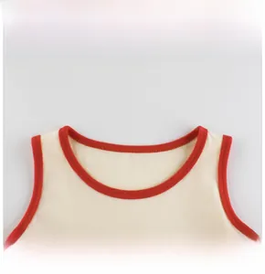 Détail de l'encolure ronde avec surpiqûres rouges sur la robe sans manches pour filles
