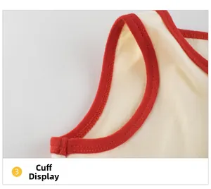 Détail de la robe sans manches en coton avec emmanchure rouge et couture soignée