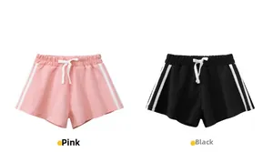 Dettaglio dei pantaloncini in cotone per bambine rosa e neri con strisce laterali e coulisse
