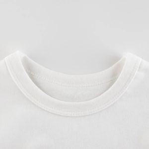 T-shirt blanc minimaliste en coton pour filles avec col rond aux finitions détaillées
