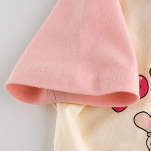 Détail de t-shirt en coton pour enfant avec manches roses et coutures à double aiguille