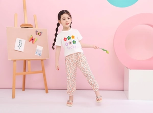 Detail von Mädchen Sommeroutfit mit Blumen-T-Shirt und floraler Jogginghose