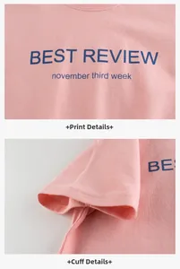 Vue détaillée du t-shirt rose en coton avec imprimé bleu marine et finitions des manches