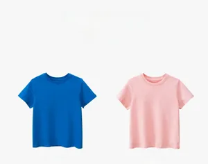 Dettaglio di t-shirt in cotone blu reale e rosa, con tessuto morbido e girocollo classico