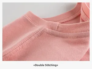 Détail du col d'un t-shirt rose en tricot avec couture robuste à double aiguille en chaîne