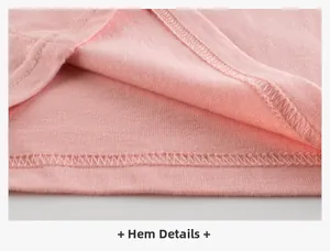 Détail de la couture plate sur l'ourlet d'un t-shirt rose en maille pour enfants