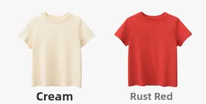 Dettaglio di t-shirt girocollo in cotone per bambini nei colori beige e ruggine