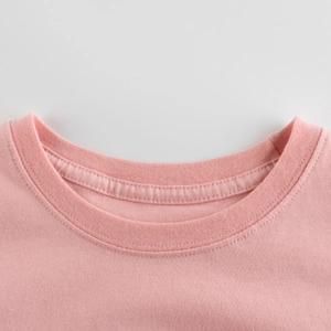 T-shirt rose pour enfants à col rond avec détail de col côtelé renforcé de qualité