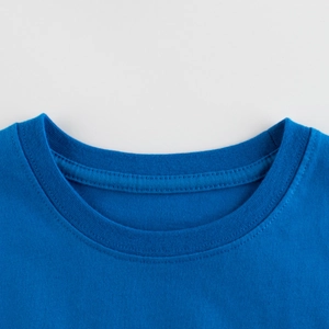 T-shirt per bambini in cotone blu brillante con dettaglio girocollo e cuciture rinforzate
