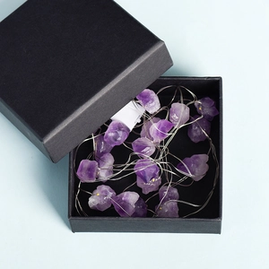 Guirlande de pierres d'améthyste naturelle brute dans une boîte cadeau carrée noire