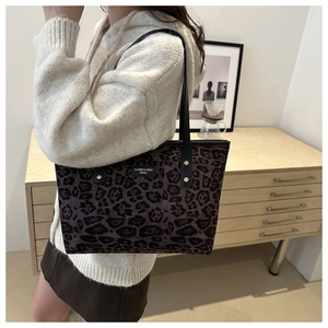 Photo lifestyle d'un sac cabas léopard avec anses noires et boucles métalliques