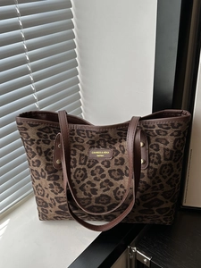 Sac Fourre-Tout Mode Imprimé Léopard pour Femmes Grande Capacité Sac à Épaule en Cuir PU avec Rivets