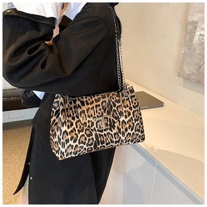 Dettaglio borsa leopardata con catena argento a T e chiusura metallica sulla patta