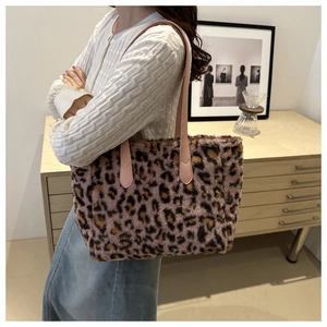 Vue détaillée du sac cabas en peluche léopard rose avec bandoulière en cuir souple