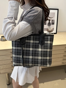 Classic plaid tote bag with large capacity and black handles for women's daily commute