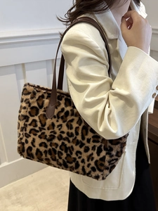 Grand sac cabas léopard en fausse fourrure avec anses en cuir pour un style automne hiver