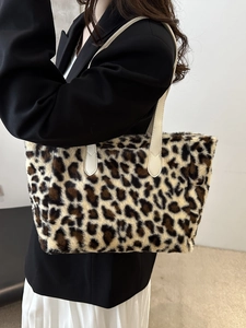 Grand sac cabas en fausse fourrure léopard avec anses en cuir crème porté par femme