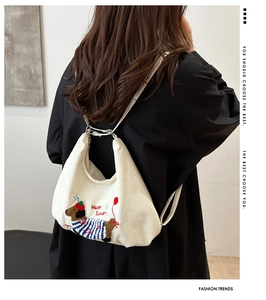 Détail de la broderie teckel et du texte Happy Summer sur le sac cabas en velours