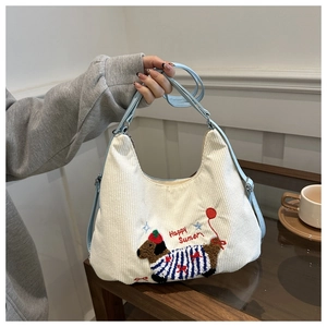 Détail de la broderie de teckel et texte Happy Summer sur le sac cabas en velours