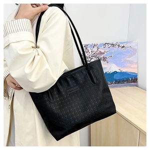 Detail der schwarzen Sternprägung und des Fashion & Bags Logos auf der Tragetasche