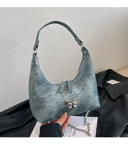Detailansicht der hellblauen Jeans-Hobo-Tasche mit silbernem Schmetterling und Kette