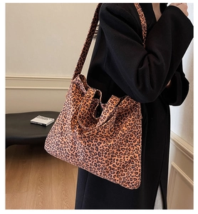 Détail du grand sac cabas en toile à motif léopard avec poignées et bandoulière réglable