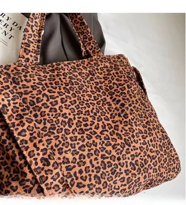 Texture détaillée du tissu en daim à imprimé léopard sur le grand sac cabas