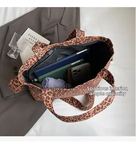 Vue intérieure du cabas léopard montrant le rangement pour tablette et objets divers