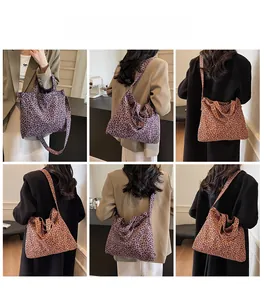 Vues détaillées des sacs fourre-tout léopard violet et orange avec diverses tenues