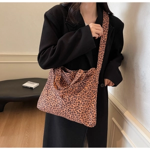 Gros plan détaillé du motif léopard et de la fermeture à pression du grand sac en toile