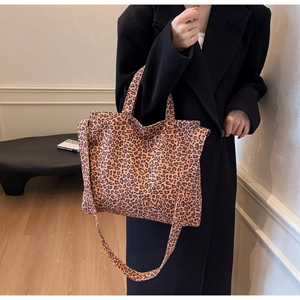 Détails du sac cabas en toile léopard avec doubles poignées et bandoulière longue