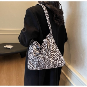 Vue de dos d'un mannequin portant un grand sac cabas en toile à imprimé léopard chic