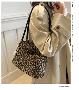 Dettaglio della borsa leopardata con patch logo in pelle e sottile tracolla nera fashion