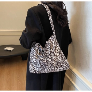 Détail du grand sac cabas à imprimé léopard avec texture souple et large bandoulière