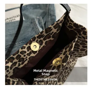 Dettaglio della borsa tote leopardata con chiusura magnetica dorata di alta qualità