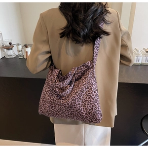 Détail d'un grand sac cabas à imprimé léopard violet avec des poignées robustes en toile