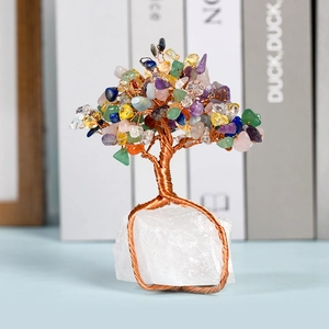 Albero di cristallo colorato artigianale su una base di quarzo bianco naturale