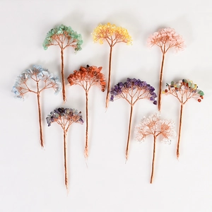 Lot de neuf arbres artisanaux en améthyste et pierres naturelles avec fil de cuivre sur blanc