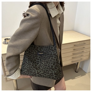 Dettaglio della borsa leopardata con etichetta nera fashion e sottili spalline da donna