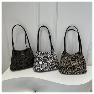 Dettaglio di borse tote leopardate in tre colori con etichetta Fashion & Bag applicata