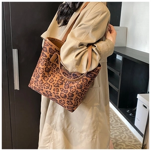 Dettaglio della borsa tote leopardata con manici marroni e scritta FASHION