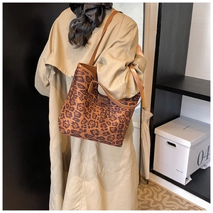 Borsa tote con stampa leopardata e trench chiaro per un look autunnale di tendenza
