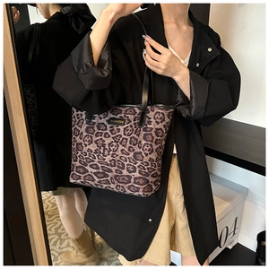 Dettaglio della borsa tote leopardata con logo Fashion in metallo e sottili spalline nere