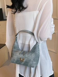 Schicke blaue Jeans-Unterarmtasche mit goldener Schmetterlingsschnalle und Kette