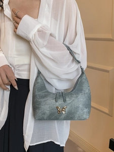 Blaue Denim-Achseltasche mit goldener Schmetterlingsschnalle und Doppelreißverschluss