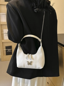 Elegante weiße Halbmond-Schultertasche mit silberner Schmetterlingsschließe und Kette