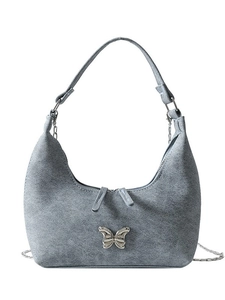 Graue matte Schultertasche in Halbmondform mit silbernem Schmetterling und Kette