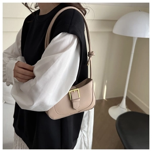 Sac sous le bras beige en forme de croissant avec boucle dorée et fine bandoulière