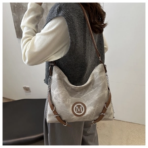 Détail du sac hobo gris vintage avec logo M, bandoulière en cuir et chaîne, grande taille
