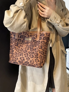 Borsa tote leopardata alla moda con spalline in pelle marrone e stemma in metallo